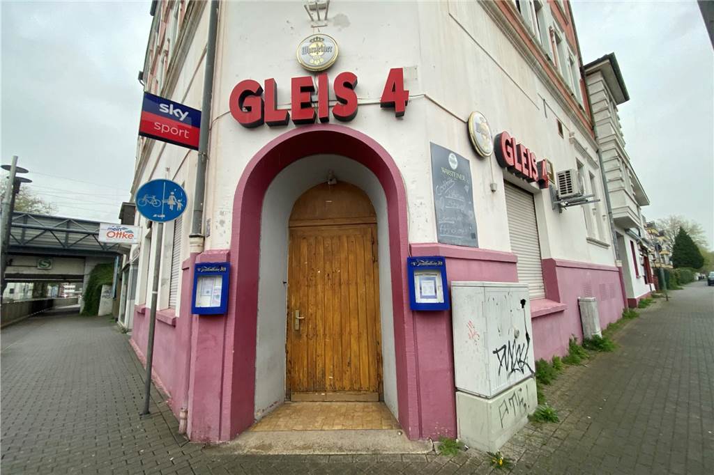 Streit um zwei Kneipen: Was wir bisher wissen und was noch offen ist Das Gleis 4 an der Bahnhofstraße in Rauxel. Es liegt direkt in Sichtweite des Hauptbahnhofs auf der Straßenecke an der Unterführung.