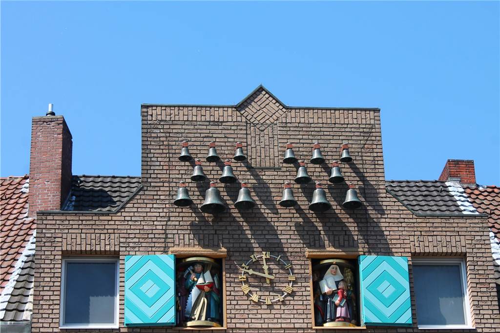 Neue Energiesparverordnung gilt - Auswirkungen in Dorsten deutlich sichtbar Das Glockenspiel in der Dorstener Innenstadt gehört zu den Spots, die nicht mehr beleuchtet werden.