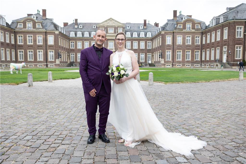 Das glückliche Brautpaar vor dem Schloss Nordkirchen.