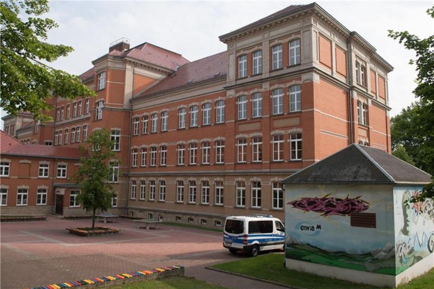 Gymnasium bedroht: Zwei Verdächtige festgenommen Das Goethe-Gymnasium im sächsischen Auerbach. Foto: Sebastian Kahnert