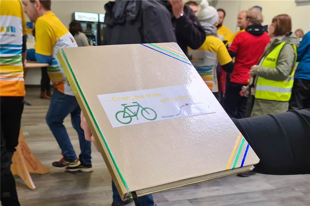 Mit Video: 80 Radler fahren mit Polizei-Eskorte bei 2G und Terhalle vor Das "Goldene Buch der Energiewende" wird wieder auf der gesamten Tour mitgeführt. Darin kann jeder seine Ideen zum Gelingen der Energiewende eintragen.