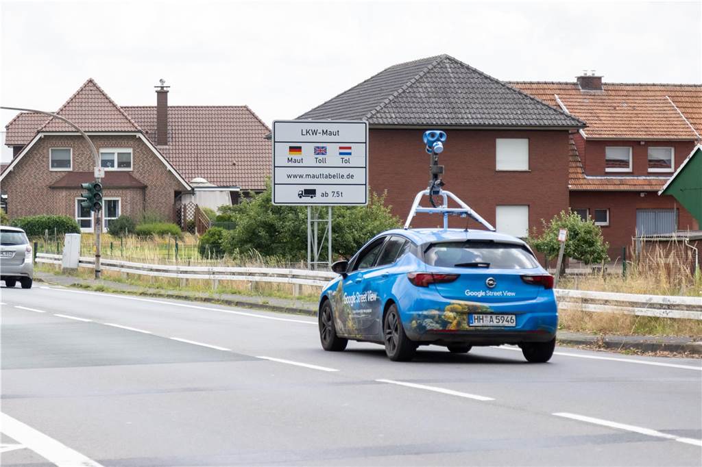 Google-Auto fährt durchs Münsterland: Straßen bald online einsehbar Das Google-Street-View-Auto macht Bilder in Oeding auf der Winterswijker Straße.