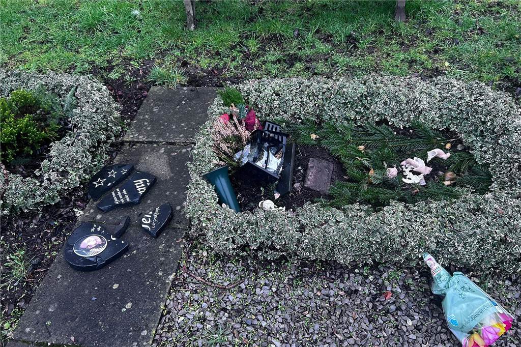 Grabschändung in Bövinghausen: Betroffene Familie ist fassungslos Das Grab von Jenny Langenkämper auf dem Friedhof in Bövinghausen wurde zerstört.