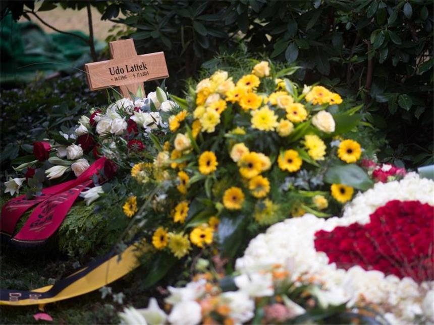 Bewegende Trauerfeier: Udo Lattek in Köln beigesetzt Das Grab von Udo Lattek auf dem Friedhof in Köln-Weiden. Foto: Marius Becker