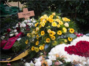 Das Grab von Udo Lattek auf dem Friedhof in Köln-Weiden. Foto: Marius Becker