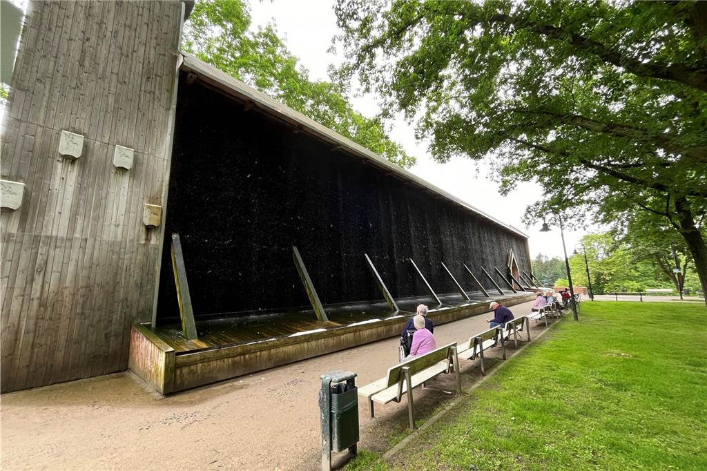Stadtpark liegt in deutschlandweitem Vergleich auf Platz 689 Menschen sitzen am Gradierwerk im Stadtpark von Werne.