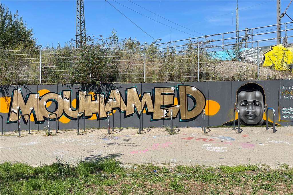 Das Graffiti für Mouhamed D. ist auf etwa zehn Metern Breite auf einer Wand hinter dem FZW angebracht worden.