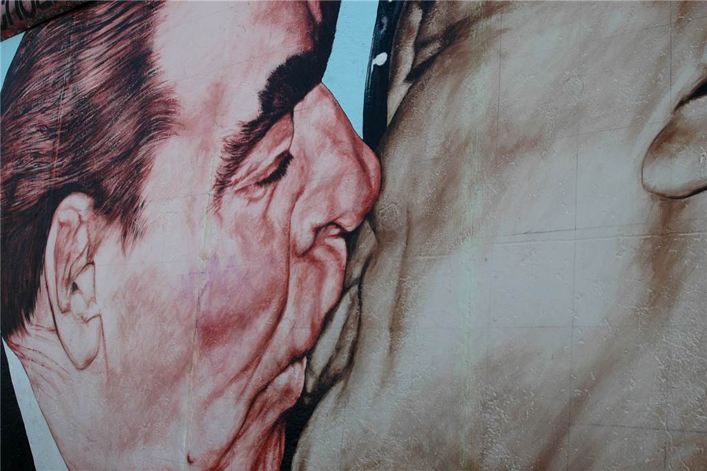 Aktion der Schülervertretungen gegen Homophobie: Küssen in der Mensa ist absolut erwünscht Das Graffito an der Berliner East Side Gallery stand Pate für das Kunstwerk im Schulzentrum.