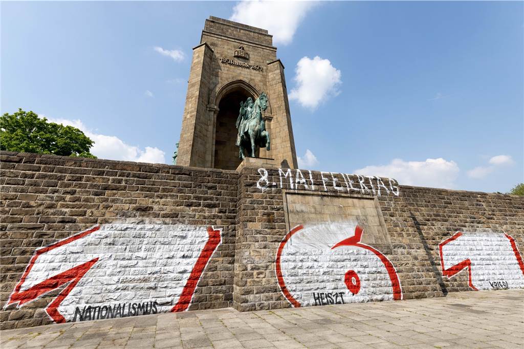 Unbekannte beschmieren Kaiser-Wilhelm-Denkmal an Dortmunds Hohensyburg Das Graffito, das nun auf dem Kaiser-Wilhelm-Denkmal an der Hohensyburg prangt.