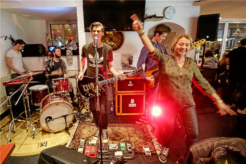 Das Livebühnen-Hopping rockte wieder einmal Das griechische Restaurant Zorbas war die Bühne für die junge Dortmunder Indie-Rockband „The Desert Blossoms“, die mit eigenen Songs überzeugten.