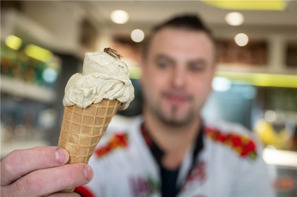 Frucht-Prosecco oder klassisch Vanille? Die Eistrends 2023 Thomas Micolino, Inhaber des Eiscafé Rino, zeigt ein Eis, das zum Teil aus Grillenmehl besteht