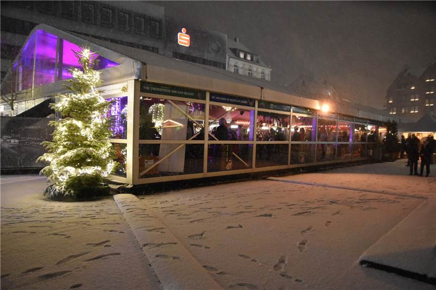 Aus Zwei mach Eins: Das Adventszelt bekommt einen Anbau Das große Adventszelt wird auch in diesem Jahr wieder seinen Platz auf dem Marktplatz finden. Allerdings gibt es hinsichtlich des kleinen Zeltes für das Eisstockschießen eine Änderung.