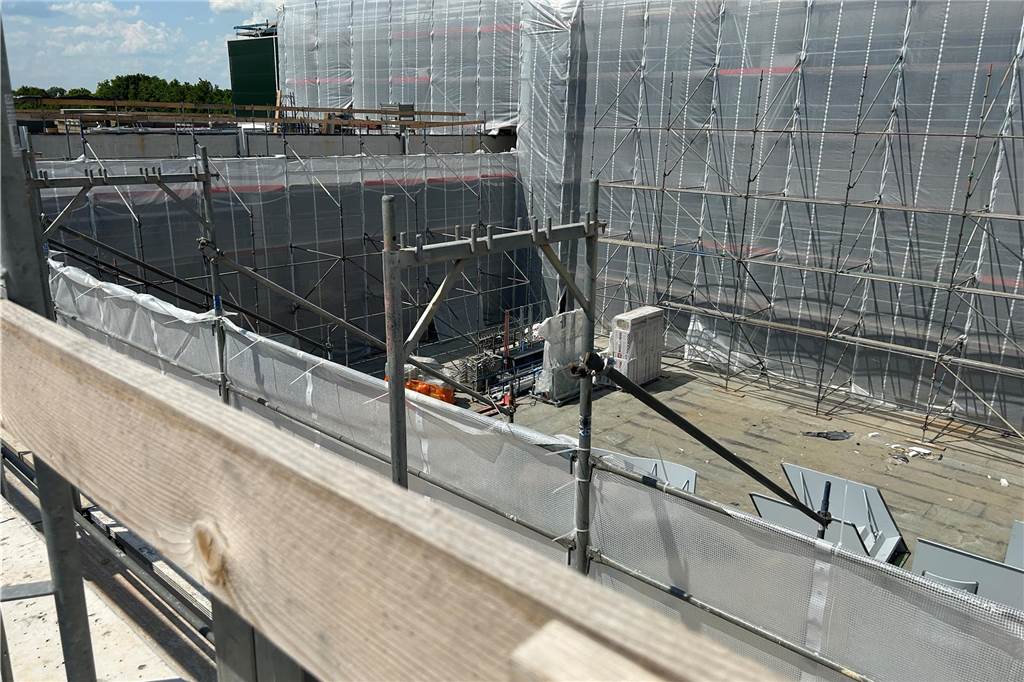 Das große Baugerüst verdeckt den Blick in die Mensa des Levi's-Zentrums in Dorsten. 