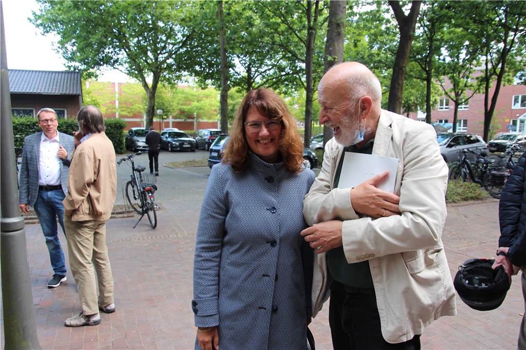 Mit Video: Gemeinde feiert halbierte Josefskirche und das große Diakon-Los Das "große Los" für die Gemeinde: Bürgermeisterin Karola Voß gratulierte Diakon Josef Korthues zum 40-jährigen Ortsjubiläum.