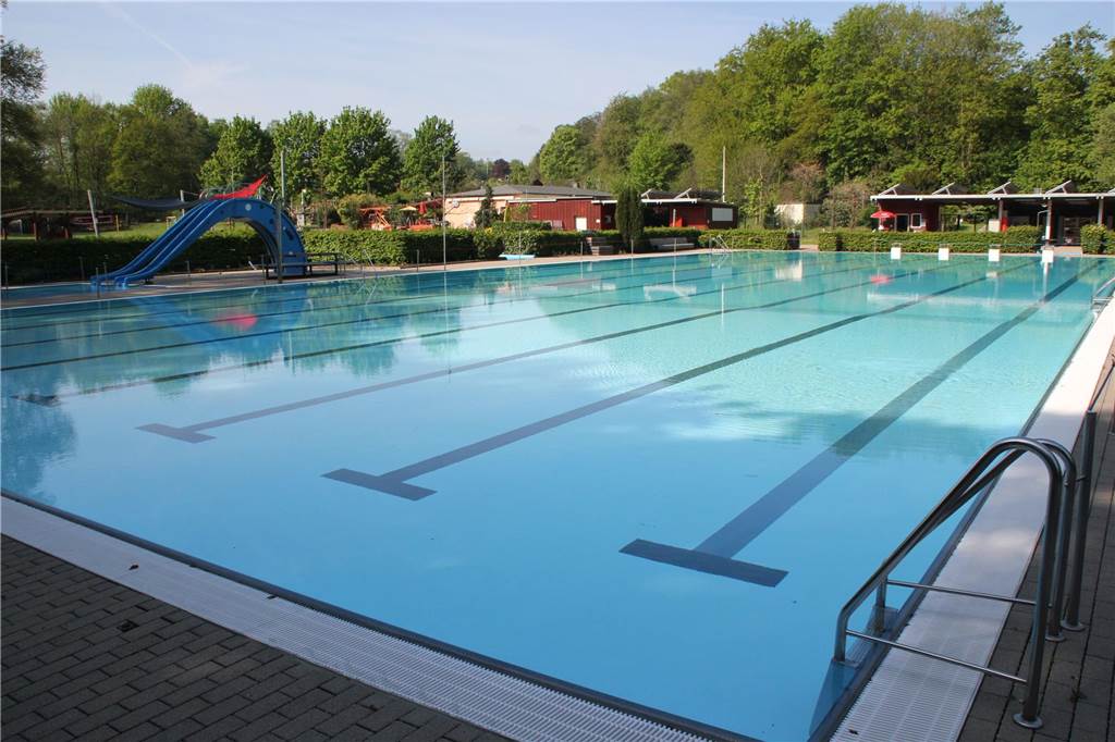 Freibad Brambauer öffnet am 15. Mai: Neue Radständer und Sonnenschirme Das große Schwimmbecken im Freibad Brambauer ist am Montag, 15. Mai, wieder für Besucher geöffnet.