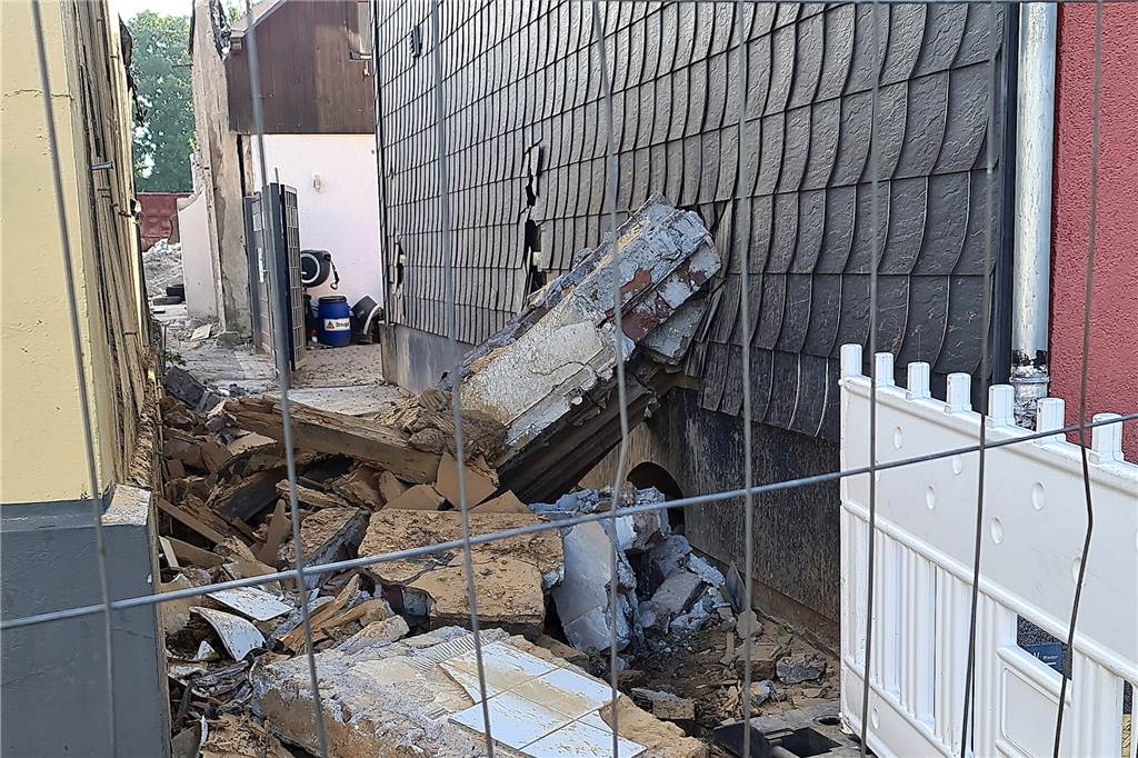 Bei Abrissarbeiten an der Kantstraße kracht Mauerteil gegen Nachbarhaus Das große Stück Mauerwerk stürzte vom Abrisshaus Kantstraße 9 auf die Schieferfassade des Nachbargebäudes Kantstraße 11. Die Feuerwehr räumte den Brocken später beiseite.