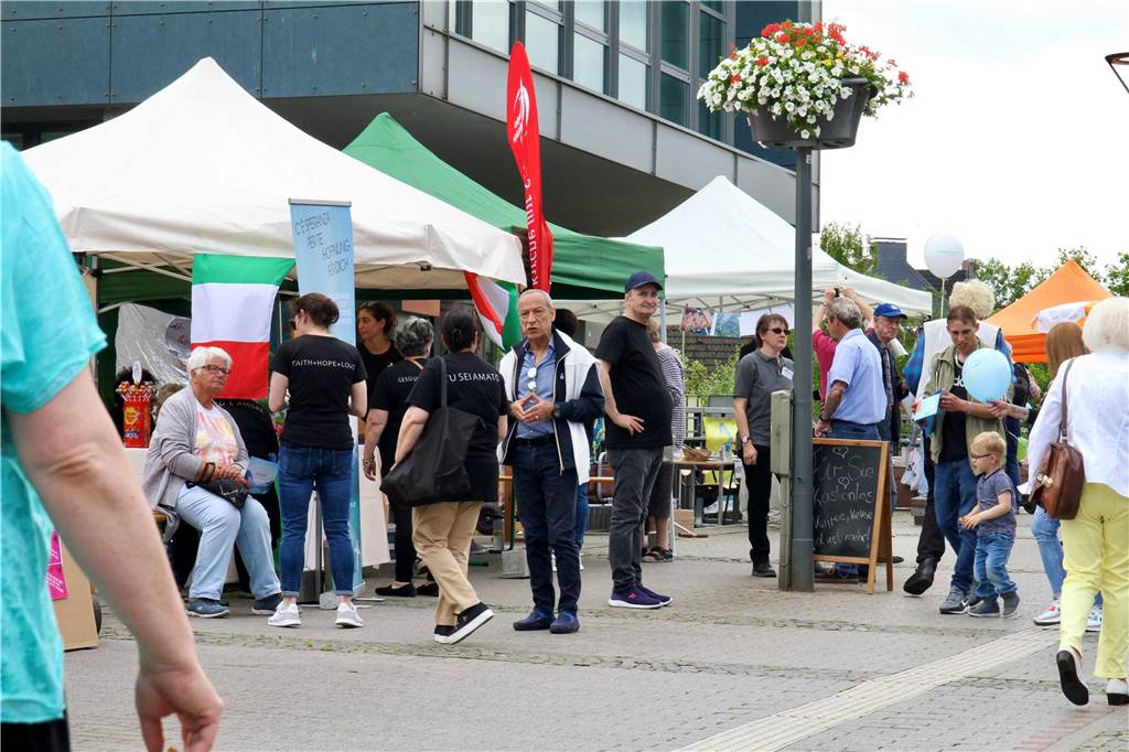 Veranstaltungen in Hörde 2024: Was abseits des Phoenix-Sees geplant ist Besucher gehen beim Hörder Brückenfest an den Ständen entlang.