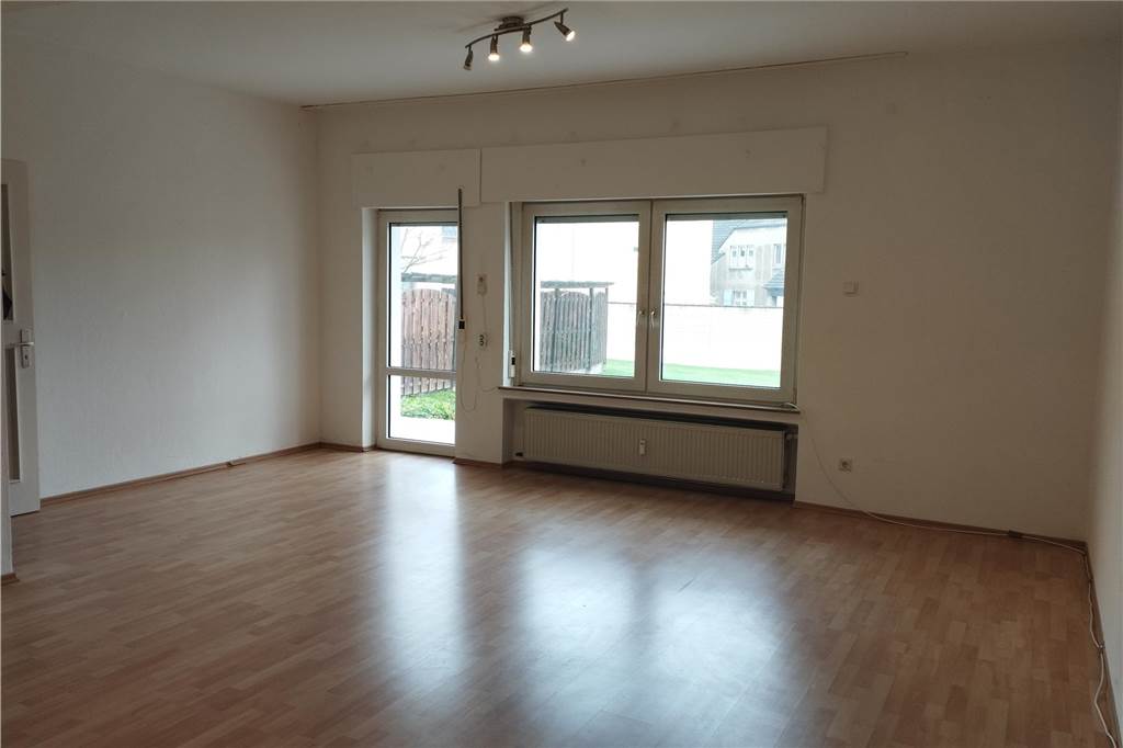 Leerstehende Pfarrerwohnung steht ab sofort zur Miete Das große Wohnzimmer hat einen Zugang zum Außenbereich.