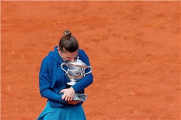 Das große Ziel ist erreicht! Simona Halep küsst den Siegerpokal.