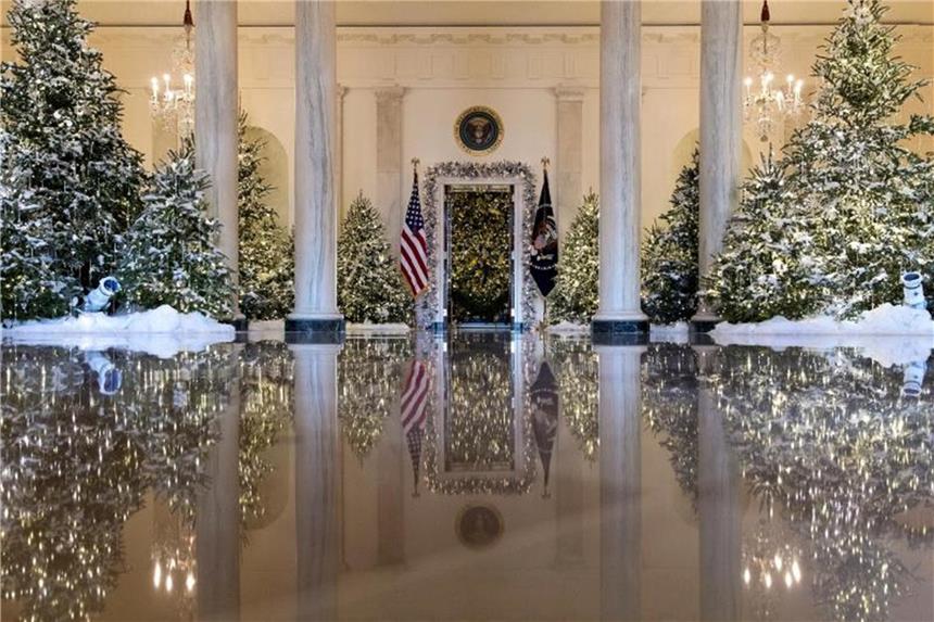 Melania Trump enthüllt Weihnachtsdeko im Weißen Haus Das großes Foyer und die Cross Hall des Weißen Hauses sind festlich geschmückt. Foto: Carolyn Kaster