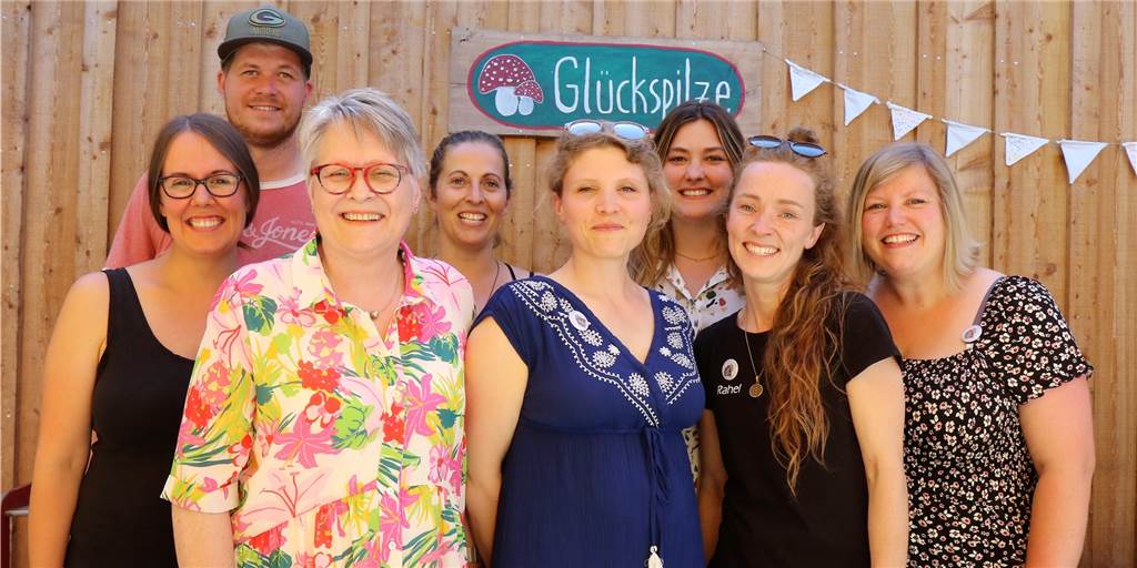 Eröffnung: Neuer Standort für Naturkindergarten „Glückspilze“ in Sythen Das Gründungsteam der "Glückspilze" zusammen mit Hiltrud Schlierkamp als Vertreterin des Bürgermeisters. Von links: Kristina Nickel, Patrick Parzy, Hiltrud Schlierkamp, Anika Pirronello, Hannah Weber, Marie Hermann, Rahel Artmann, Stefanie Parzy.