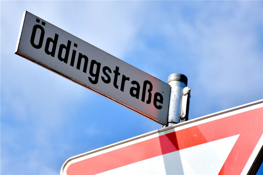 Öddingstraße: Größerer Kindergarten wird gebaut, neue Feuerwehr nicht Das Grundstück an der Öddingstraße soll sich für eine Kita sehr gut eignen. Für ein Gerätehaus der Feuerwehr allerdings weniger: Allein schon wegen des Verkehrs: Anrückende Feuerwehrleute auf dem Weg zu den Feuerwehrautos und der ausrückende Löschzug müssten durch die Tempo-30-Zone und die Wohnstraßen fahren.