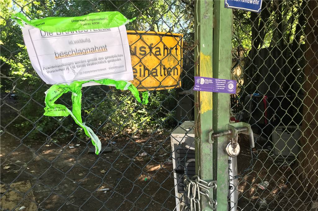 Haus im Vollbrand: „Das ist schon das zweite Mal“, sagen Nachbarn Das Grundstück ist polizeilich versiegelt.