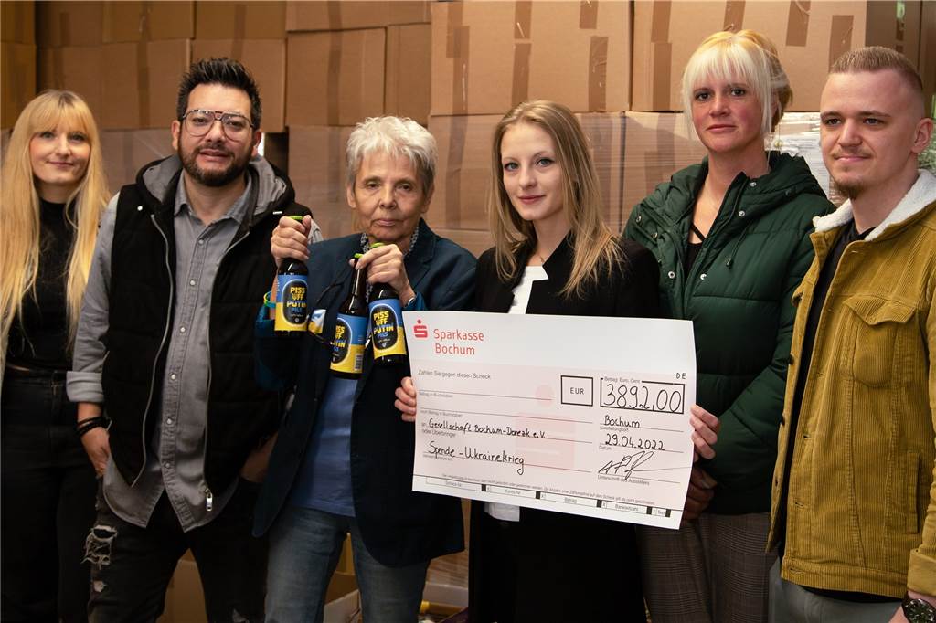 Das Gruppenbild zeigt Agnes Doktor (KJL Hopfen & Salz GmbH), Toni Link (Initiator der Spendenaktion und Geschäftsführer der KJL Hopfen & Salz GmbH), Monika Grawe (Vorstandsmitglied „Gesellschaft Bochum-Donezk e.V.), Marta Link (KJL Hopfen & Salz GmbH), Desiree Ronge (Geschäftsführerin von The New Crown, Iserlohn) und Marvin Riesenberg (Betriebsleiter Miss Hops Bochum).