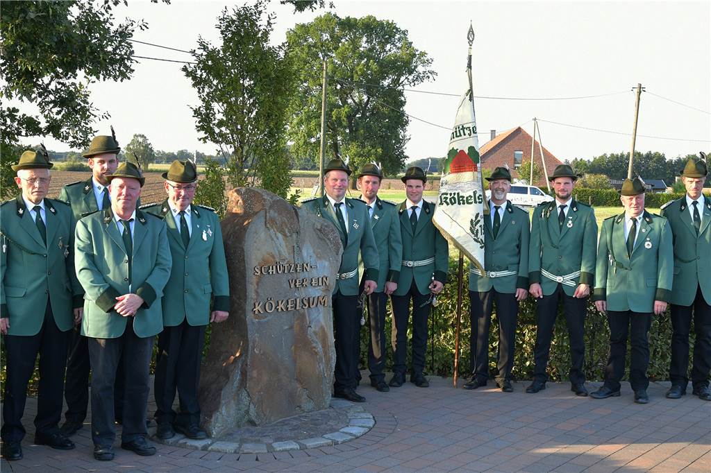 Das ist das Schützenfest-Programm der Kökelsumer Schützen Das Gruppenfoto zeigt Vorstand und Offiziere des Schützenverein Kökelsum. Der Vorsitzende steht rechts außen.