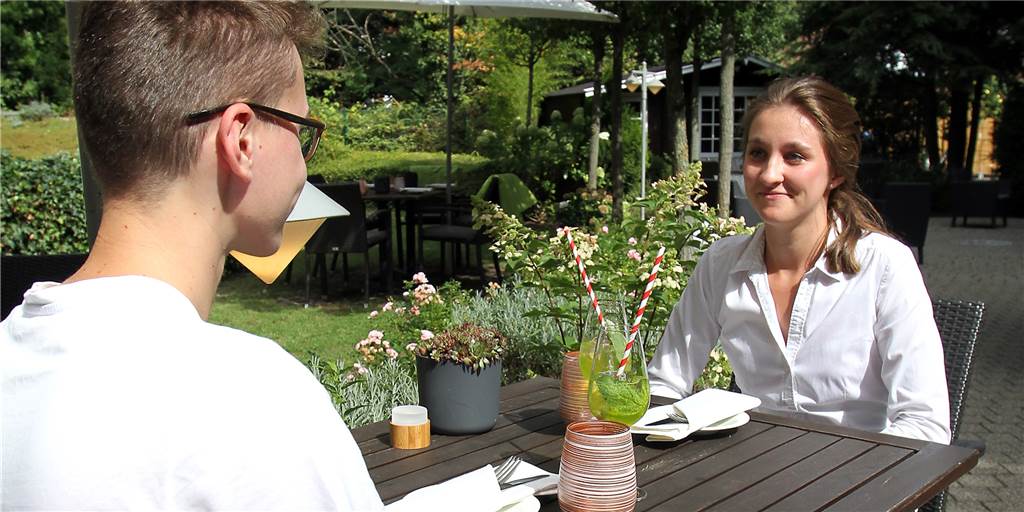 Große Übersicht: Das sind die schönsten Biergärten in Werne Zwei Menschen sitzen draußen an einem Tisch