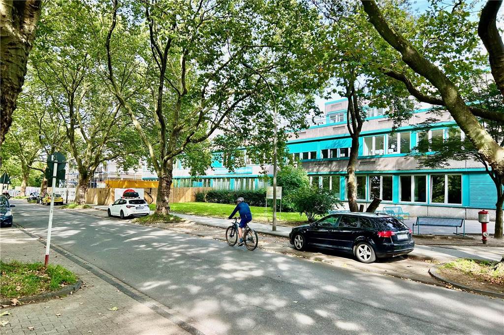 Ausbau Emscherstadion: Schulen fordern moderne Leichtathletik-Anlage Das Gymnasium an der Schweizer Allee liegt genau gegenüber vom Emscherstadion.