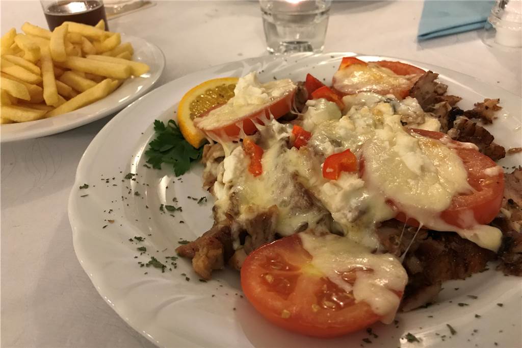 Das „Gyros Spezial“ mit einer ordentlichen Portion Gyros und Käse sowie den Pommes auf einem Extra-Teller serviert.