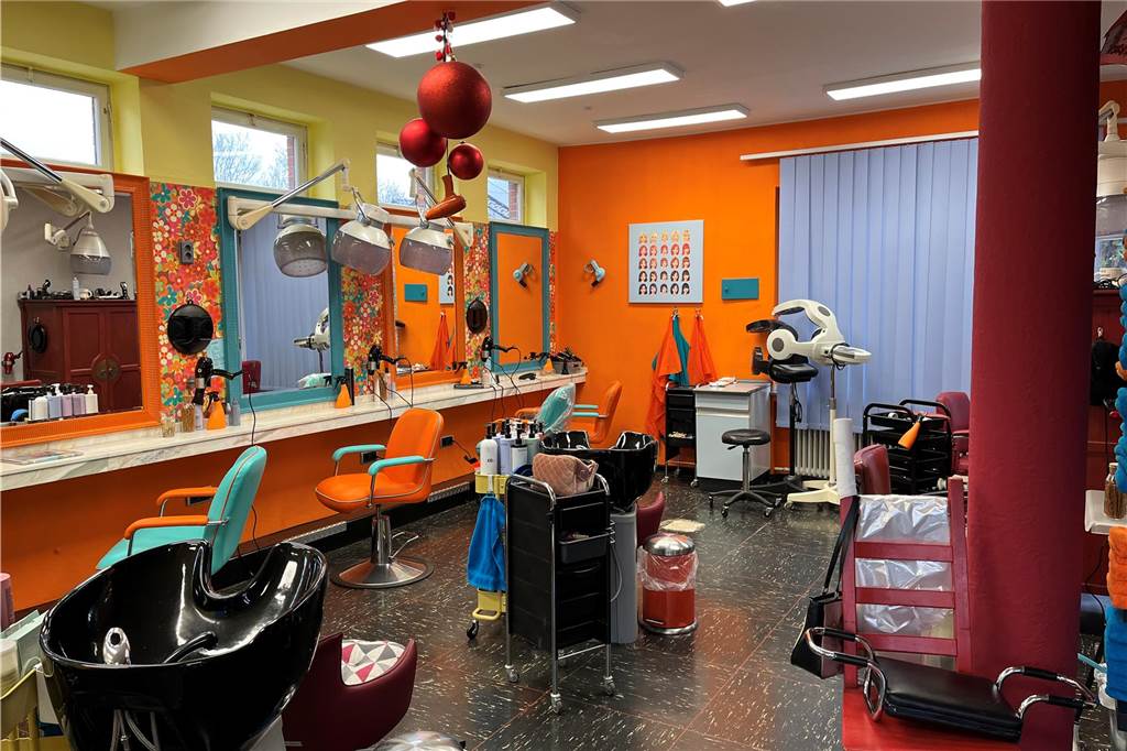 Friseursalon „Haardy’s“ ist zurück: „Wir möchten hier nicht wieder weg“ Das Innere des Friseursalons "Haardy's".