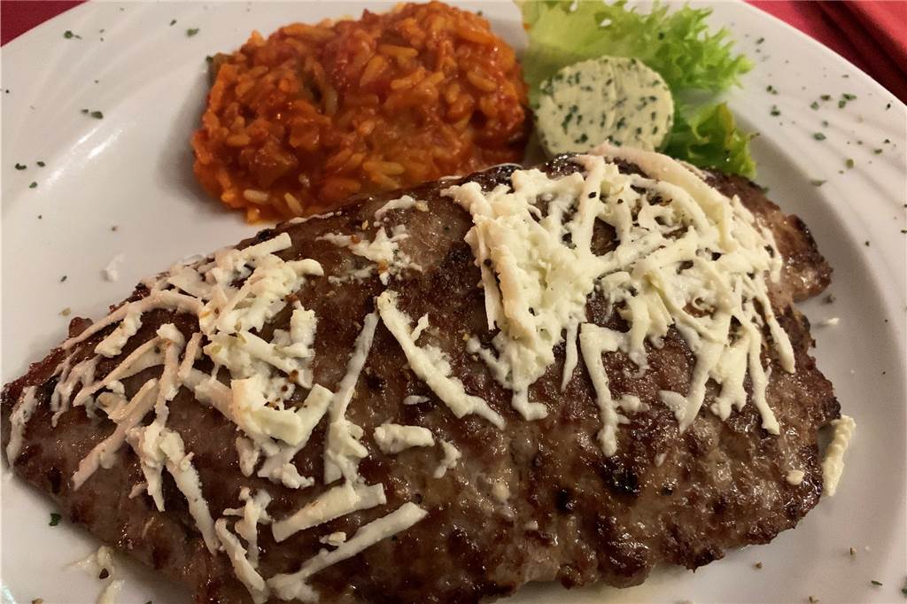 In der Burgschänke gibt es gut gemachte Balkan-Spezialitäten zum frisch gezapften Kölsch Das Hacksteak