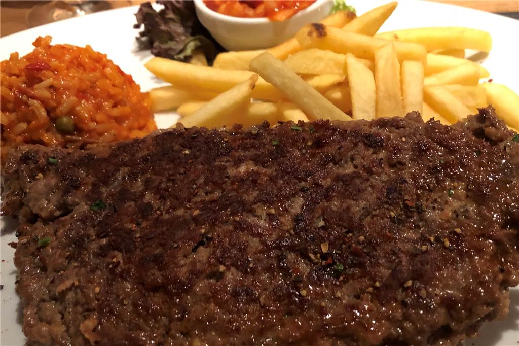 Das Hacksteak mit Schafskäsefüllung