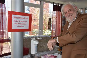 Das Hände-Desinfizieren wird im Altenheim St. Vitus Stift in Olfen zur absoluten Pflicht, Da kann sich auch Heimleiter Hermann-Josef Ahmann nicht von freisprechen.