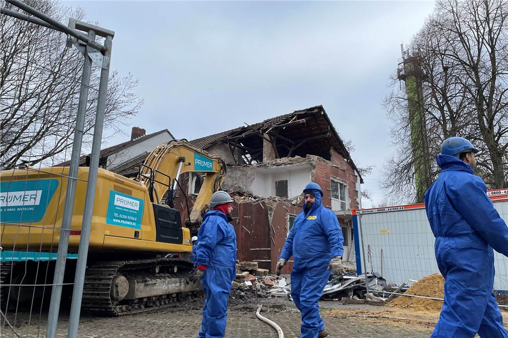 Häuserzeilen verschwinden: Abrissarbeiten im Walkmühlenweg sind gestartet Bauarbeiter an der Baustelle am Walkmühlenweg in Huckarde
