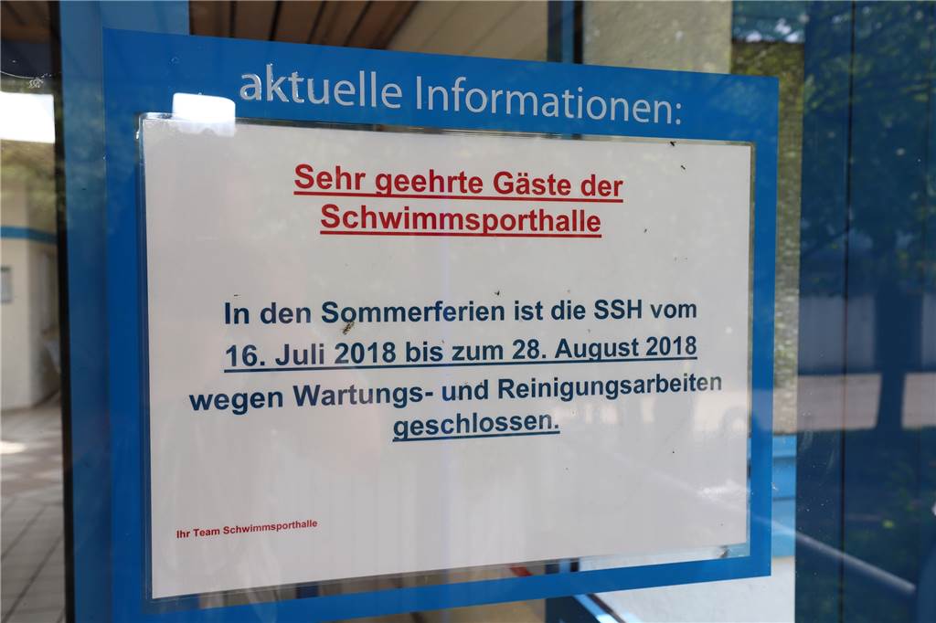 500 Kilo Fugenharz und Hunderte Meter Lüftungsrohre Das Hallenbad am Bergenkamp ist in diesem Jahr bis Ende August geschlossen.
