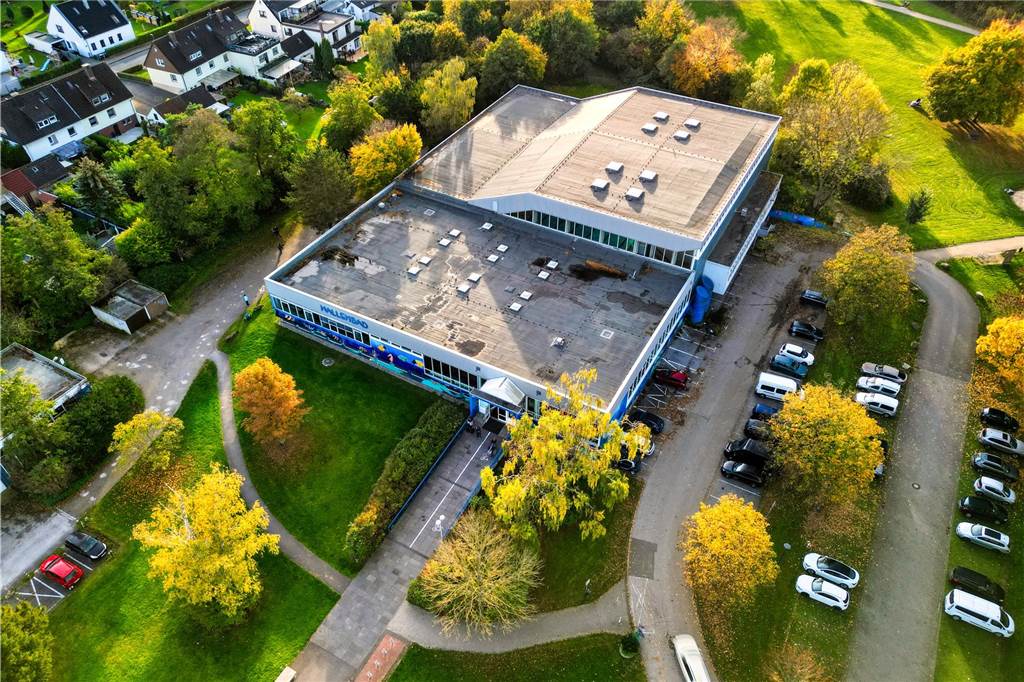 Vor 60 Jahren: Hallenbad wurde erstes Bindeglied zwischen Castrop und Rauxel Das Hallenbad aus der Luft: Im vorderen Gebäude sind die Umkleiden, im hinteren befinden sich das Schwimmerbecken mit Sprungturm und Tribüne (hoher Teil) und das Nichtschwimmerbecken (flacher Teil).