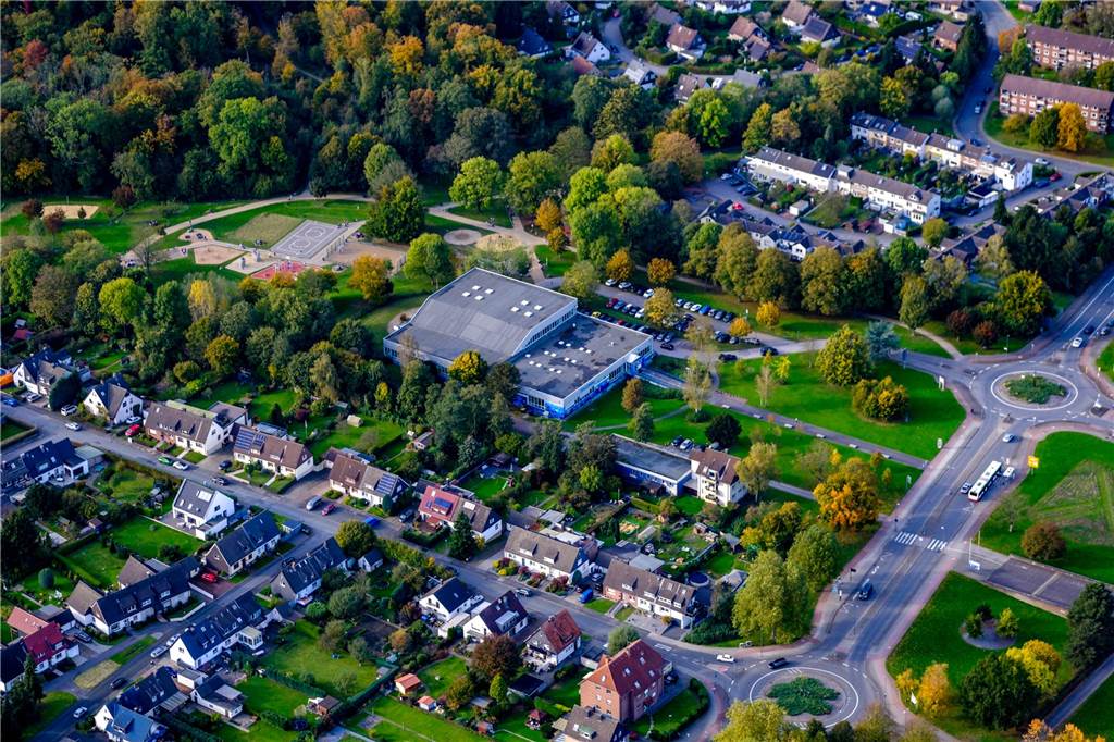 Das Hallenbad Castrop-Rauxel an der Bahnhofstraße / Stadtmittelpunkt mitsamt dem Super-Spielplatz "Spiel- und Sportpark Castroper Holz".