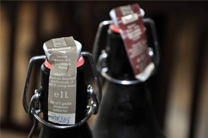 Was man zu Bier wissen muss – ein Braumeister klärt auf Das Haltbarkeitsdatum wird bei Christoph Kirchhelle von Hand eingetragen. Seine Biere halten sich gekühlt rund sechs Wochen.