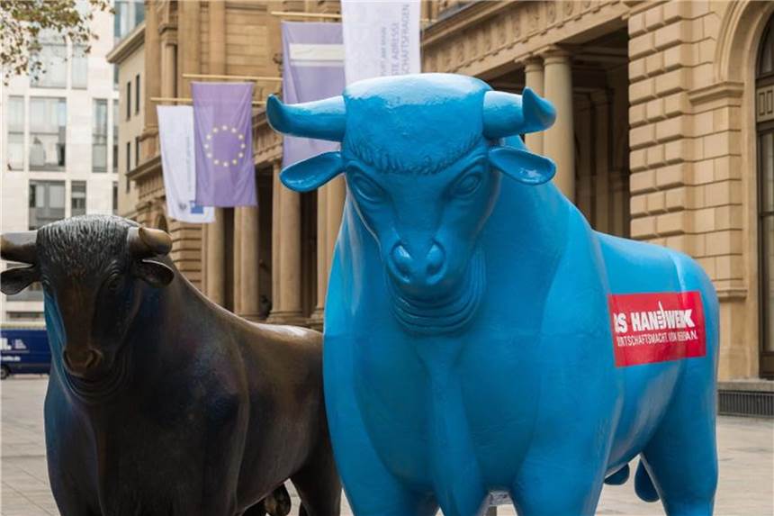 Das Handwerk hat den überdimensionalen blauen Bullen unter dem Motto „Wir investieren in Menschen“ enthüllt. Foto: Silas Stein