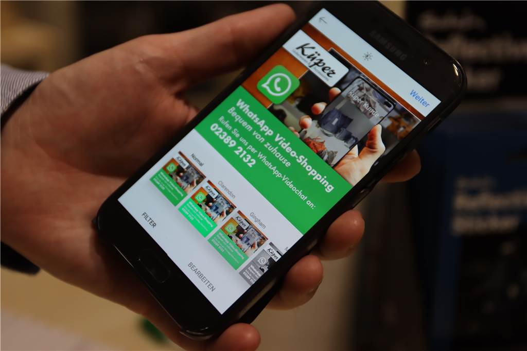 Im Laden sein, ohne ihn zu betreten: Werner Geschäfte nutzen Videochats für Verkaufsgespräche Das Handy macht´s möglich: Per Videochat über WhatsApp werden die Kunden weiterhin in den Laden gelassen.