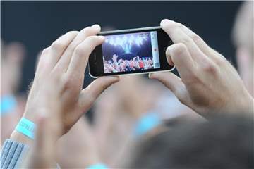 Das Handy-Video lässt sich mit Hilfe des VLC-Players und des Chromecast-Videostreaming-Sticks von Google an den Fernseher senden. Foto: Marc Müller