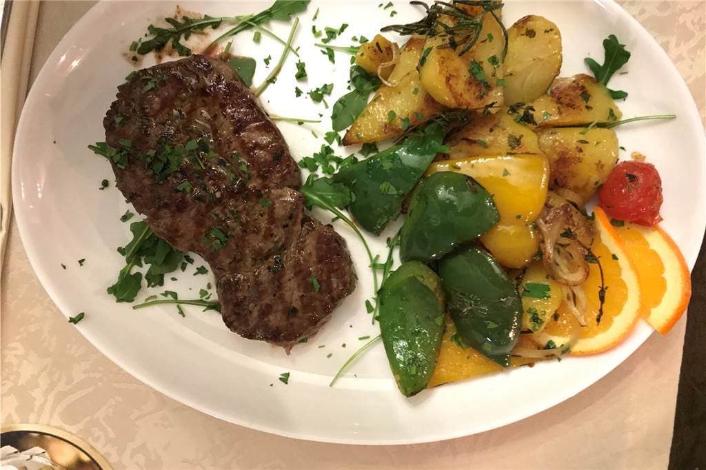 Von wegen mediterrane Leichtigkeit: Im Il Castello Cappenberg werden nicht nur Ritter satt Das Hauptgericht: Steak mit Grillgemüse und Kartoffeln.