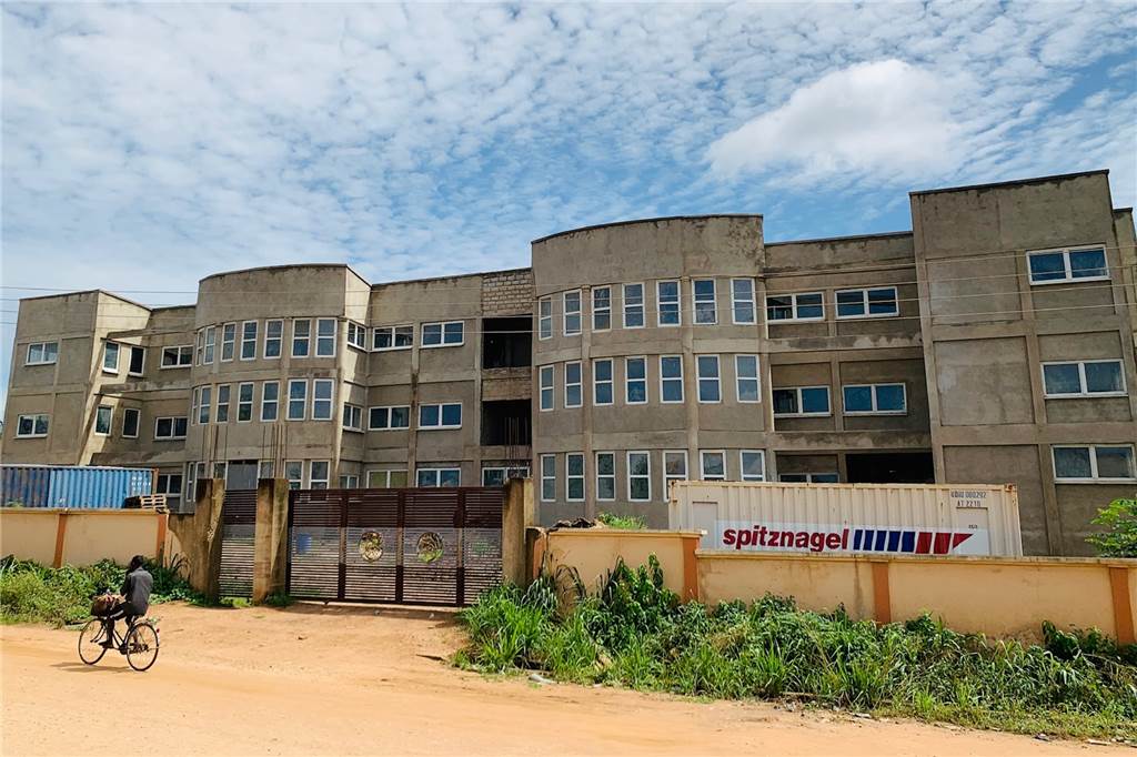 Helfer bauen OP-Türen am Klinikum für Krankenhaus in Ghana aus Das Haupthaus in Ghana ist bereits fertig gebaut. Innenausbau und Ausstattung kommen in kleinen Schritten voran.