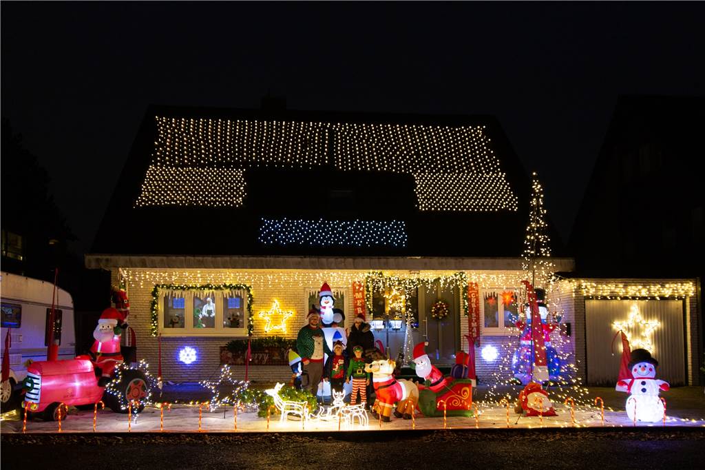 3.700 Lichter erleuchten das Feldhauser Weihnachtshaus Ihre Begeisterung nutzt die vierköpfige Familie, um Gutes zu tun. Sie wollen den Menschen ein Lächeln schenken und konnten bereits zu Halloween Spenden sammeln.