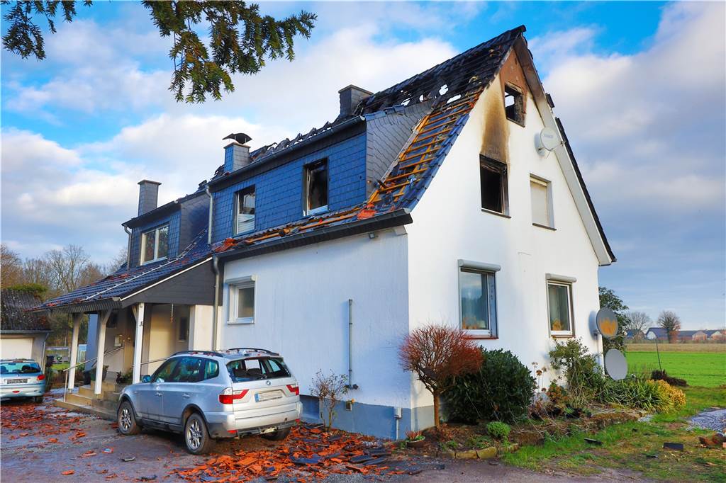 Feuer vernichtet Wohnhaus in Heil – Familie ist obdachlos Das Haus am Morgen nach dem Brand: Das Dach- und das Obergeschoss sind zerstört. Das Erdgeschoss macht von außen noch einen intakten Eindruck, ist aber ebenfalls unbewohnbar.