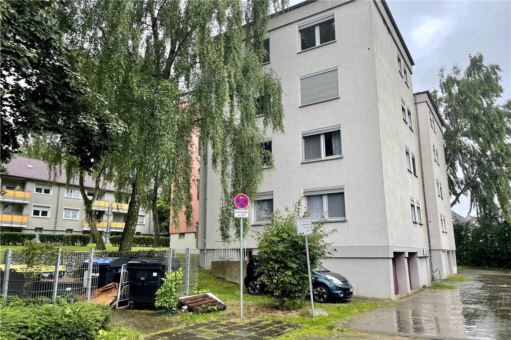 LEG-Mieter ohne warmes Wasser: Familien fühlen sich im Stich gelassen Das Haus Am Rotdorn 49 (r.) liegt ruhig gelegen auf Schwerin.