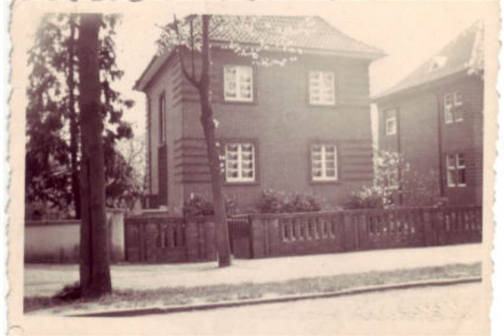 Aufwendige Sanierung: Bernd Eylert liebt Elternhaus an der Hindenburgallee Das Haus an der Hindenburgallee um 1954, damals noch mit der doppelten Reihe Bäume entlang des Gehwegs. Mitte der 1960er-Jahre war Bernd Eylert mit seinen Eltern nach Ahaus gezogen. Das Haus hatte 1930 sein Großonkel Amtsinspektor Leo Kunst gebaut.